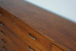 Armoire à pharmacie / cabinet de classement ou buffet en pin des Pays-Bas, années 1930