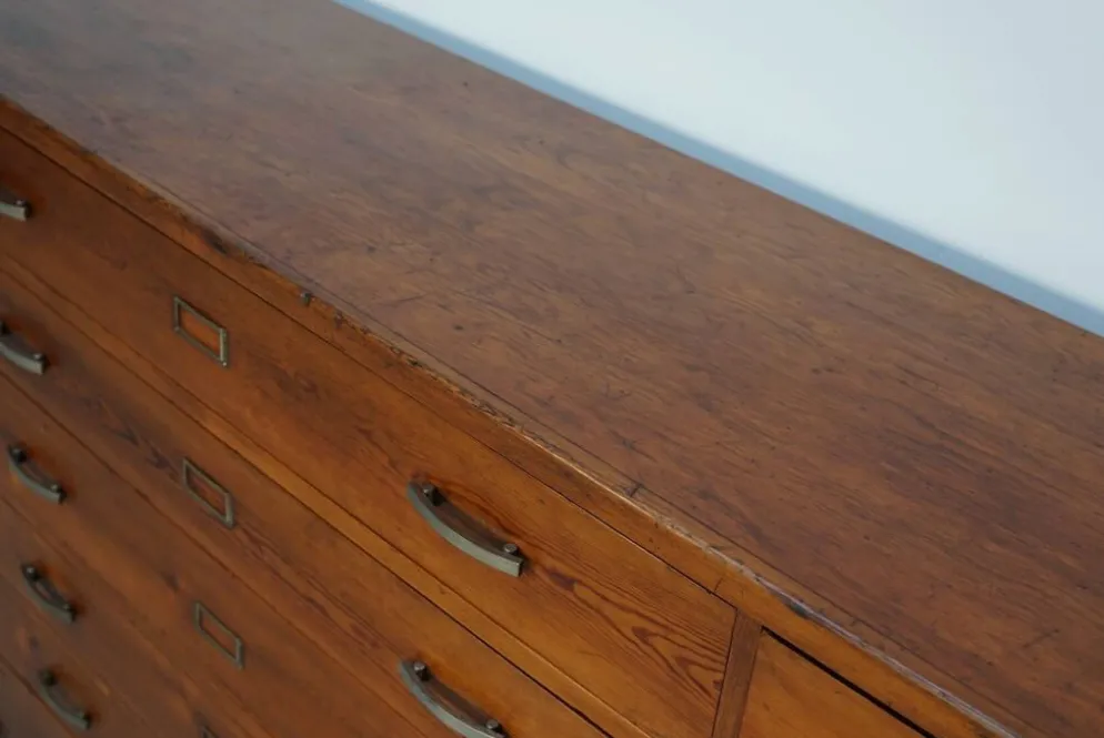 Armoire à pharmacie / cabinet de classement ou buffet en pin des Pays-Bas, années 1930