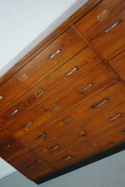 Armoire à pharmacie / cabinet de classement ou buffet en pin des Pays-Bas, années 1930