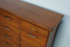 Armoire à pharmacie / cabinet de classement ou buffet en pin des Pays-Bas, années 1930
