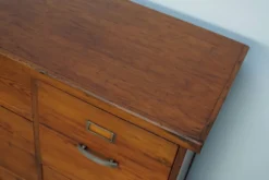 Armoire à pharmacie / cabinet de classement ou buffet en pin des Pays-Bas, années 1930