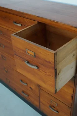 Armoire à pharmacie / cabinet de classement ou buffet en pin des Pays-Bas, années 1930