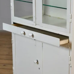 Armoire à pharmacie en fer, années 1950