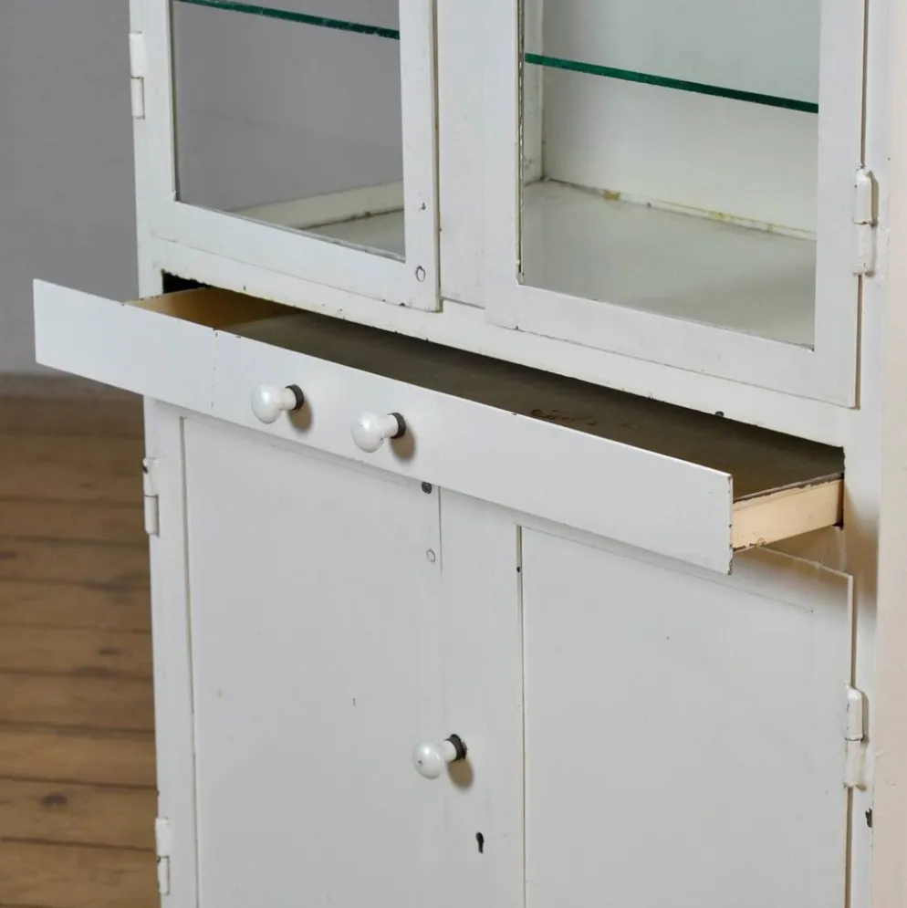 Armoire à pharmacie en fer, années 1950