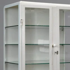 Armoire à pharmacie en fer, années 1950