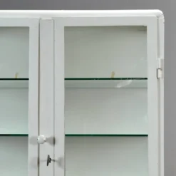 Armoire à pharmacie en fer, années 1950