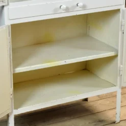 Armoire à pharmacie en fer, années 1950