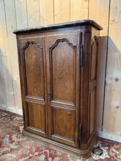 Armoire à plinthe – Style Louis XIV – Chêne massif et marbre d'origine