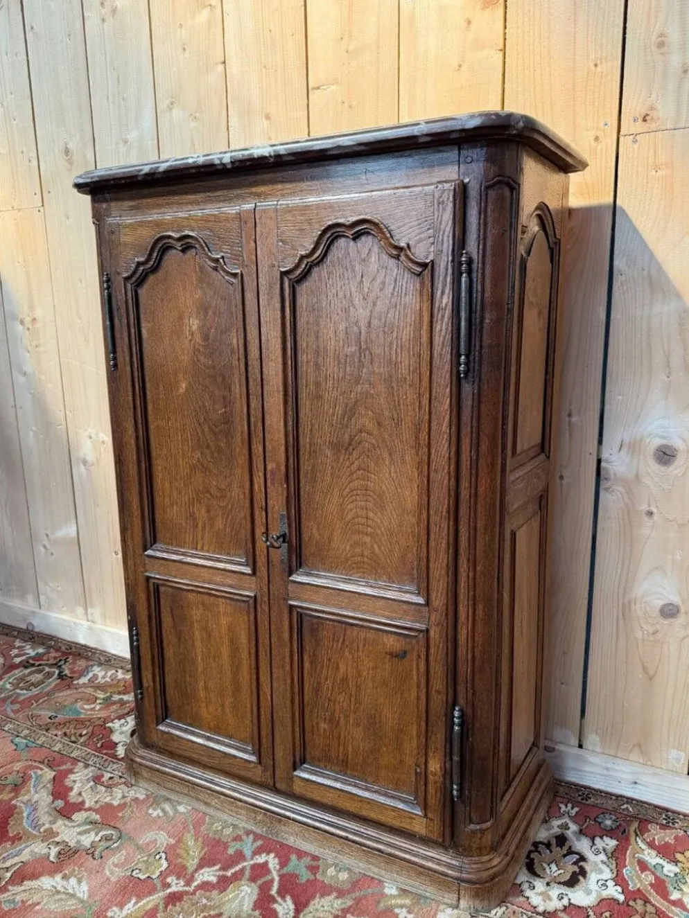 Armoire à plinthe – Style Louis XIV – Chêne massif et marbre d'origine