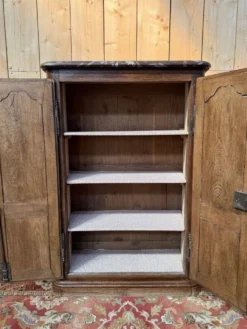 Armoire à plinthe – Style Louis XIV – Chêne massif et marbre d'origine