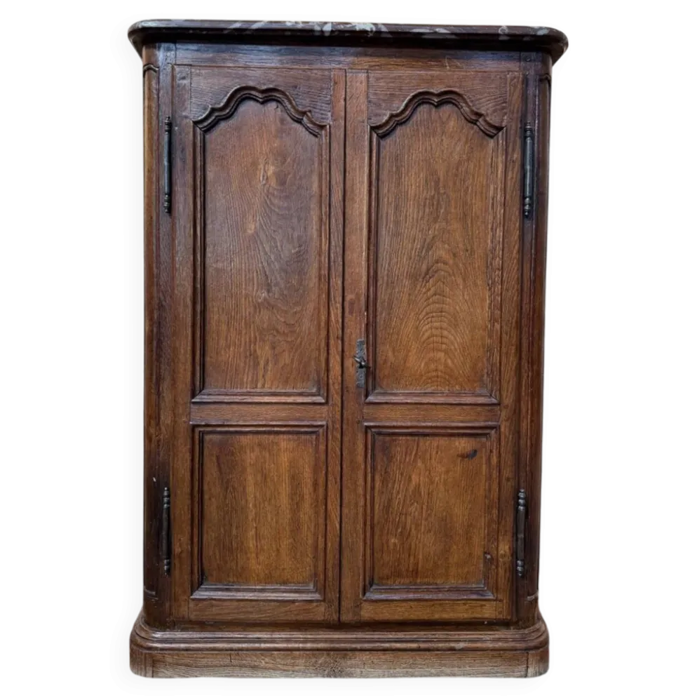 Armoire à plinthe – Style Louis XIV – Chêne massif et marbre d'origine