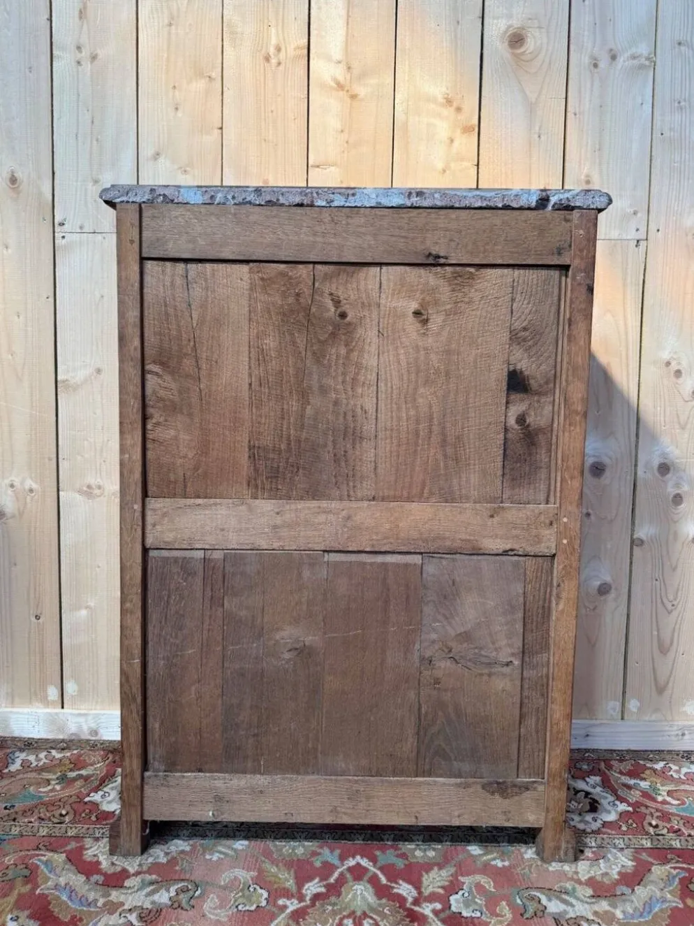 Armoire à plinthe – Style Louis XIV – Chêne massif et marbre d'origine