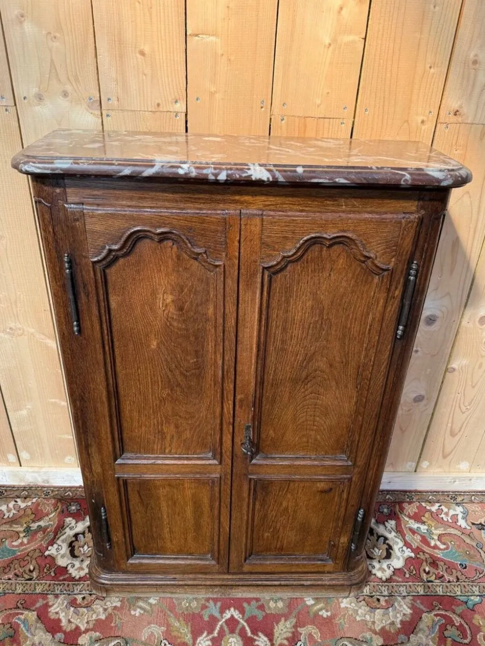 Armoire à plinthe – Style Louis XIV – Chêne massif et marbre d'origine