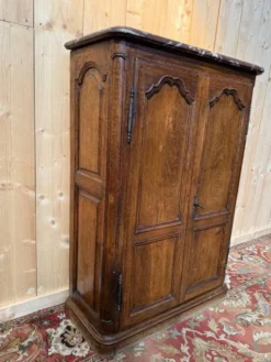 Armoire à plinthe – Style Louis XIV – Chêne massif et marbre d'origine