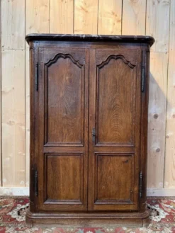 Armoire à plinthe – Style Louis XIV – Chêne massif et marbre d'origine