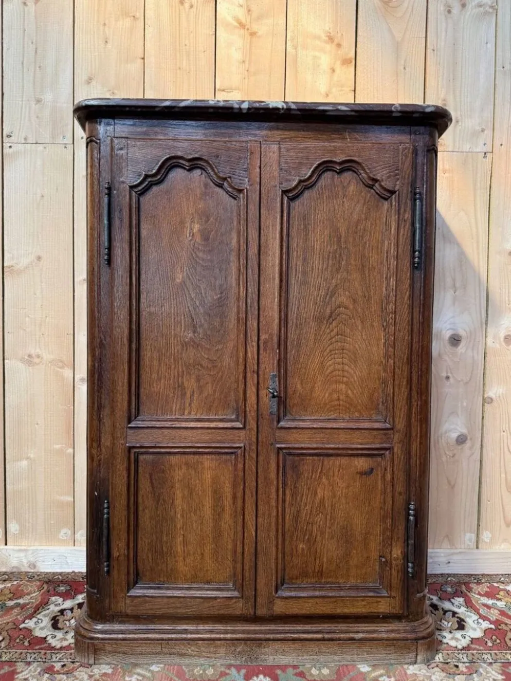 Armoire à plinthe – Style Louis XIV – Chêne massif et marbre d'origine