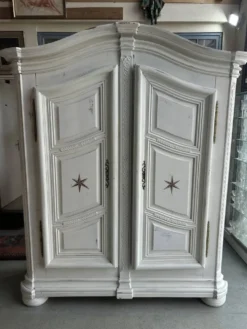 Armoire 2 portes peintes , Style Louis XIV, travail régional alsacien