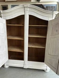 Armoire 2 portes peintes , Style Louis XIV, travail régional alsacien