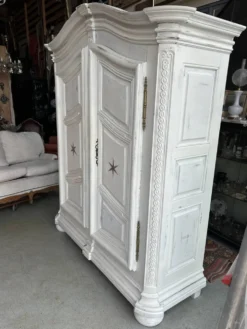 Armoire 2 portes peintes , Style Louis XIV, travail régional alsacien