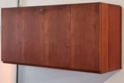 Armoire à rabat du milieu du siècle