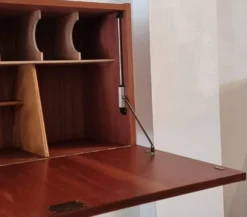 Armoire à rabat du milieu du siècle