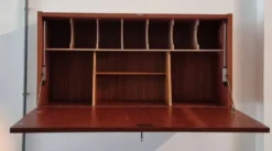 Armoire à rabat du milieu du siècle