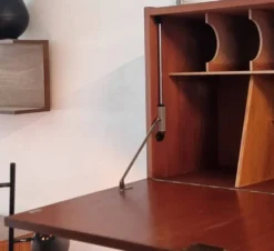 Armoire à rabat du milieu du siècle