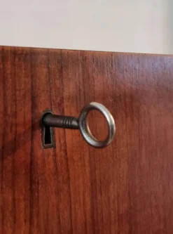 Armoire à rabat du milieu du siècle