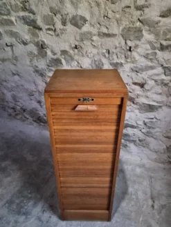 Armoire à rideau vintage en chêne français, vers 1960–1970