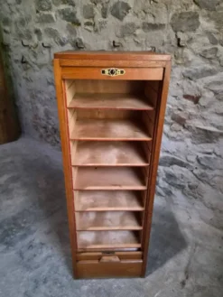 Armoire à rideau vintage en chêne français, vers 1960–1970