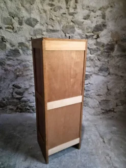 Armoire à rideau vintage en chêne français, vers 1960–1970