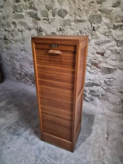 Armoire à rideau vintage en chêne français, vers 1960–1970