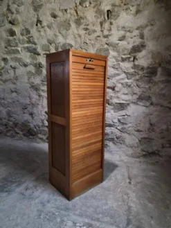 Armoire à rideau vintage en chêne français, vers 1960–1970