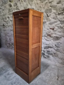 Armoire à rideau vintage en chêne français, vers 1960–1970