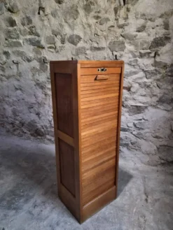 Armoire à rideau vintage en chêne français, vers 1960–1970