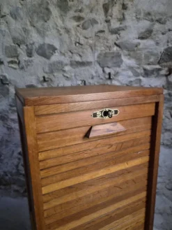Armoire à rideau vintage en chêne français, vers 1960–1970