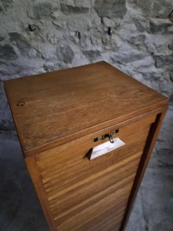 Armoire à rideau vintage en chêne français, vers 1960–1970