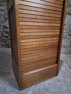 Armoire à rideau vintage en chêne français, vers 1960–1970