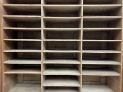 Armoire à rideaux en chêne massif, circa 1930