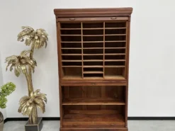 Armoire à rideaux en chêne massif, circa 1930