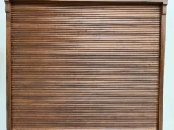 Armoire à rideaux en chêne massif, circa 1930