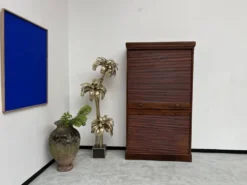 Armoire à rideaux en chêne massif, circa 1930