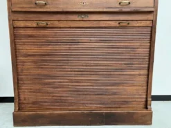 Armoire à rideaux en chêne massif, circa 1930