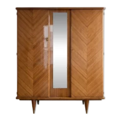 Armoire rétro en placage bois : 3 portes avec miroir et pieds compas