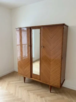 Armoire rétro en placage bois : 3 portes avec miroir et pieds compas