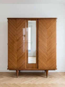 Armoire rétro en placage bois : 3 portes avec miroir et pieds compas