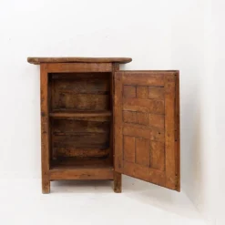 Armoire rustique en bois avec porte à panneau sculpté et ferrures en fer - Espagne, début XIXe siècle