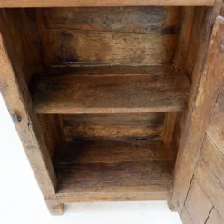 Armoire rustique en bois avec porte à panneau sculpté et ferrures en fer - Espagne, début XIXe siècle
