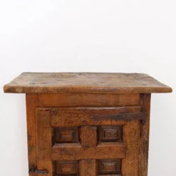 Armoire rustique en bois avec porte à panneau sculpté et ferrures en fer - Espagne, début XIXe siècle