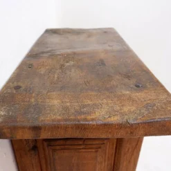 Armoire rustique en bois avec porte à panneau sculpté et ferrures en fer - Espagne, début XIXe siècle